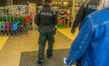 FOTO: Policajti dohliadali na bezpečnosť vo viacerých obchodoch v Košickom kraji