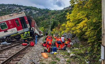 FOTO: Pri zrážke vlakov na východe pomáhal každý