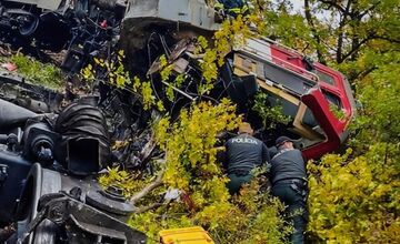 FOTO: Pri zrážke vlakov na východe pomáhal každý