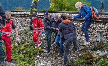 FOTO: Pri zrážke vlakov na východe pomáhal každý