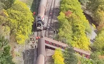 FOTO: Časť rýchlika ostala po zrážke visieť nad roklinou