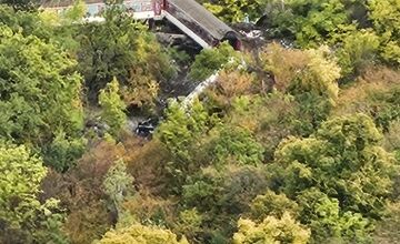 FOTO: Časť rýchlika ostala po zrážke visieť nad roklinou