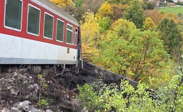 FOTO: Časť rýchlika ostala po zrážke visieť nad roklinou