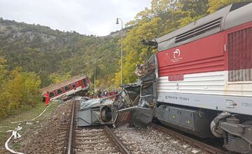 FOTO: Časť rýchlika ostala po zrážke visieť nad roklinou