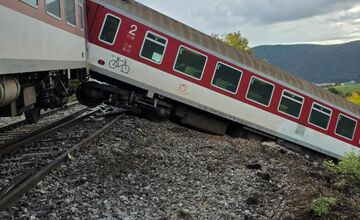 FOTO: Časť rýchlika ostala po zrážke visieť nad roklinou