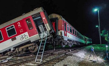 FOTO: Nočné odstraňovanie rýchlikov po nehode