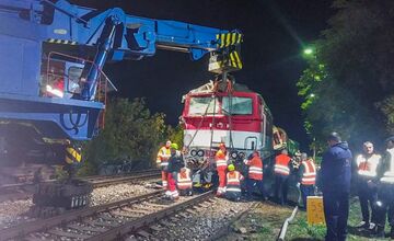 FOTO: Nočné odstraňovanie rýchlikov po nehode