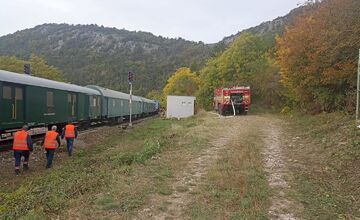 FOTO: Časť rýchlika ostala po zrážke visieť nad roklinou