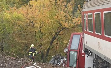 FOTO: Časť rýchlika ostala po zrážke visieť nad roklinou
