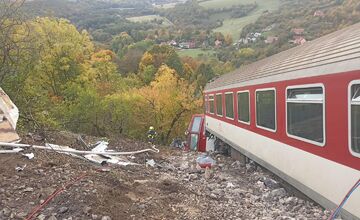 FOTO: Časť rýchlika ostala po zrážke visieť nad roklinou