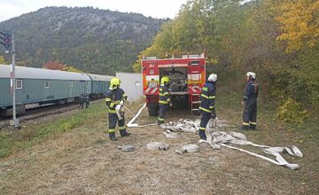 FOTO: Časť rýchlika ostala po zrážke visieť nad roklinou