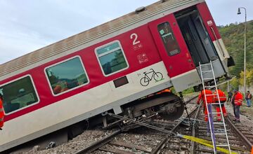 FOTO: Obidva havarované rýchliky na Gemeri sa podarilo bezpečne odstrániť