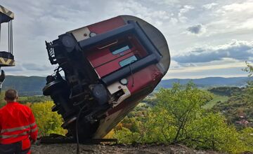 FOTO: Obidva havarované rýchliky na Gemeri sa podarilo bezpečne odstrániť