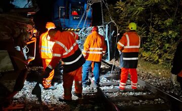 FOTO: Obidva havarované rýchliky na Gemeri sa podarilo bezpečne odstrániť
