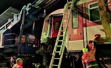 FOTO: Obidva havarované rýchliky na Gemeri sa podarilo bezpečne odstrániť