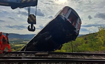 FOTO: Obidva havarované rýchliky na Gemeri sa podarilo bezpečne odstrániť
