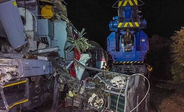 FOTO: Obidva havarované rýchliky na Gemeri sa podarilo bezpečne odstrániť