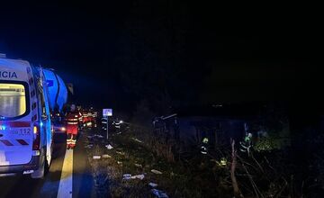 FOTO: Nehoda kamiónu a dodávky Demokratov