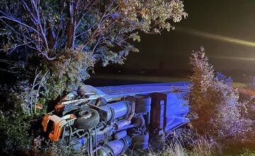 FOTO: Nehoda kamiónu a dodávky Demokratov