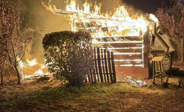 FOTO: Hasiči bojovali s požiarom vínnej chatky v obci Malý Kamenec