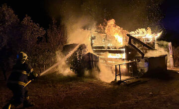 FOTO: Hasiči bojovali s požiarom vínnej chatky v obci Malý Kamenec