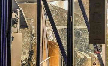 FOTO: Zlodeji sa vkradli do banky na Terase