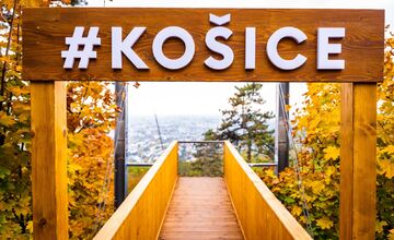 FOTO: Visutá lávka pri Vyhliadkovej veži dostala nový nádych