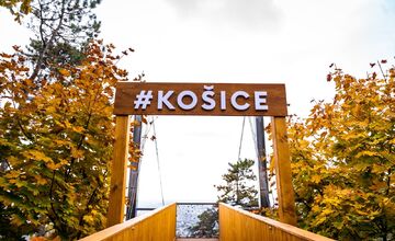 FOTO: Visutá lávka pri Vyhliadkovej veži dostala nový nádych