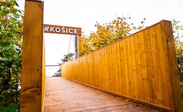 FOTO: Visutá lávka pri Vyhliadkovej veži dostala nový nádych