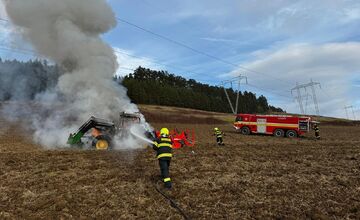 FOTO: Traktor na poli v Harichovciach pohltili plamene