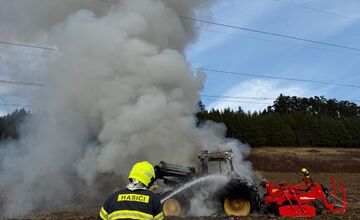 FOTO: Traktor na poli v Harichovciach pohltili plamene