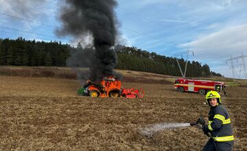 FOTO: Traktor na poli v Harichovciach pohltili plamene