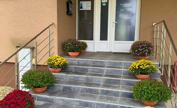 FOTO: Obecný úrad v Zalužiciach zdobia chryzantémy, ktoré darovala rodina