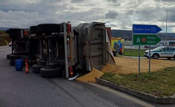 FOTO: Na kruháči pri Bidovciach sa prevrátil nákladiak s obilím