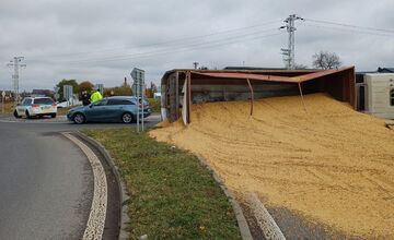 FOTO: Na kruháči pri Bidovciach sa prevrátil nákladiak s obilím