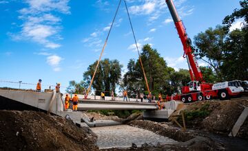 FOTO: Po necelom roku dokončili opravu mosta pri obci Debraď