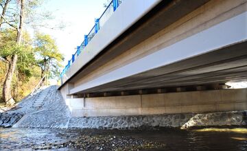 FOTO: Po necelom roku dokončili opravu mosta pri obci Debraď