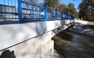 FOTO: Po necelom roku dokončili opravu mosta pri obci Debraď