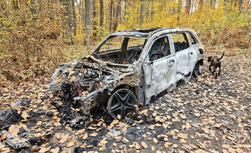 FOTO: Uprostred lesa v blízkosti Malej Idy smerom na Bukovec objavili turisti do tla zhorené auto
