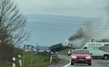 FOTO: Za Moldavou nad Bodvou havaroval kamión