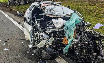 FOTO: Za Moldavou nad Bodvou havaroval kamión