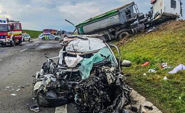 FOTO: Za Moldavou nad Bodvou havaroval kamión