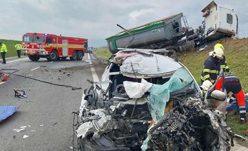 FOTO: Za Moldavou nad Bodvou havaroval kamión