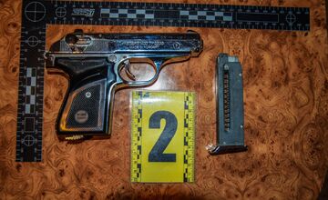 FOTO: Polícia našla u muža zo Zemplína vlastný arzenál