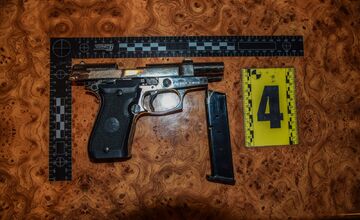 FOTO: Polícia našla u muža zo Zemplína vlastný arzenál