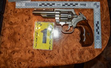 FOTO: Polícia našla u muža zo Zemplína vlastný arzenál