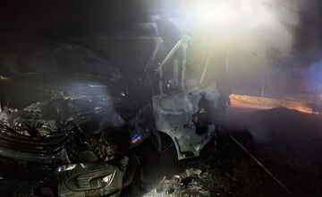 FOTO: Hasiči aj policajti Košického kraja zasahovali v jeden večer pri dvoch náročných požiaroch