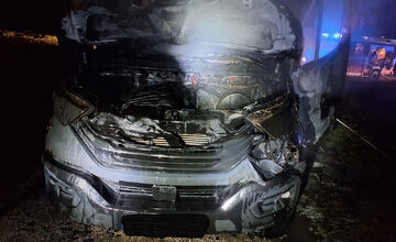 FOTO: Hasiči aj policajti Košického kraja zasahovali v jeden večer pri dvoch náročných požiaroch