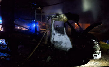 FOTO: Hasiči aj policajti Košického kraja zasahovali v jeden večer pri dvoch náročných požiaroch