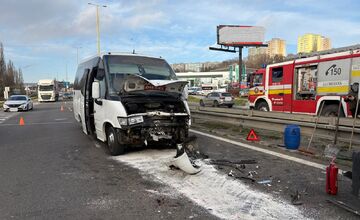 FOTO: Na Prešovskej ceste sa zrazila dodávka so škôlkarským mikrobusom